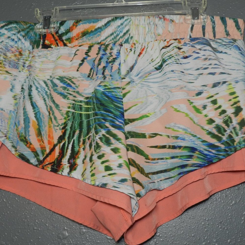 Fabletics Womens Peach And Multicolor Tropical Print Athletic Shorts Size Large - Picture 2 of 8